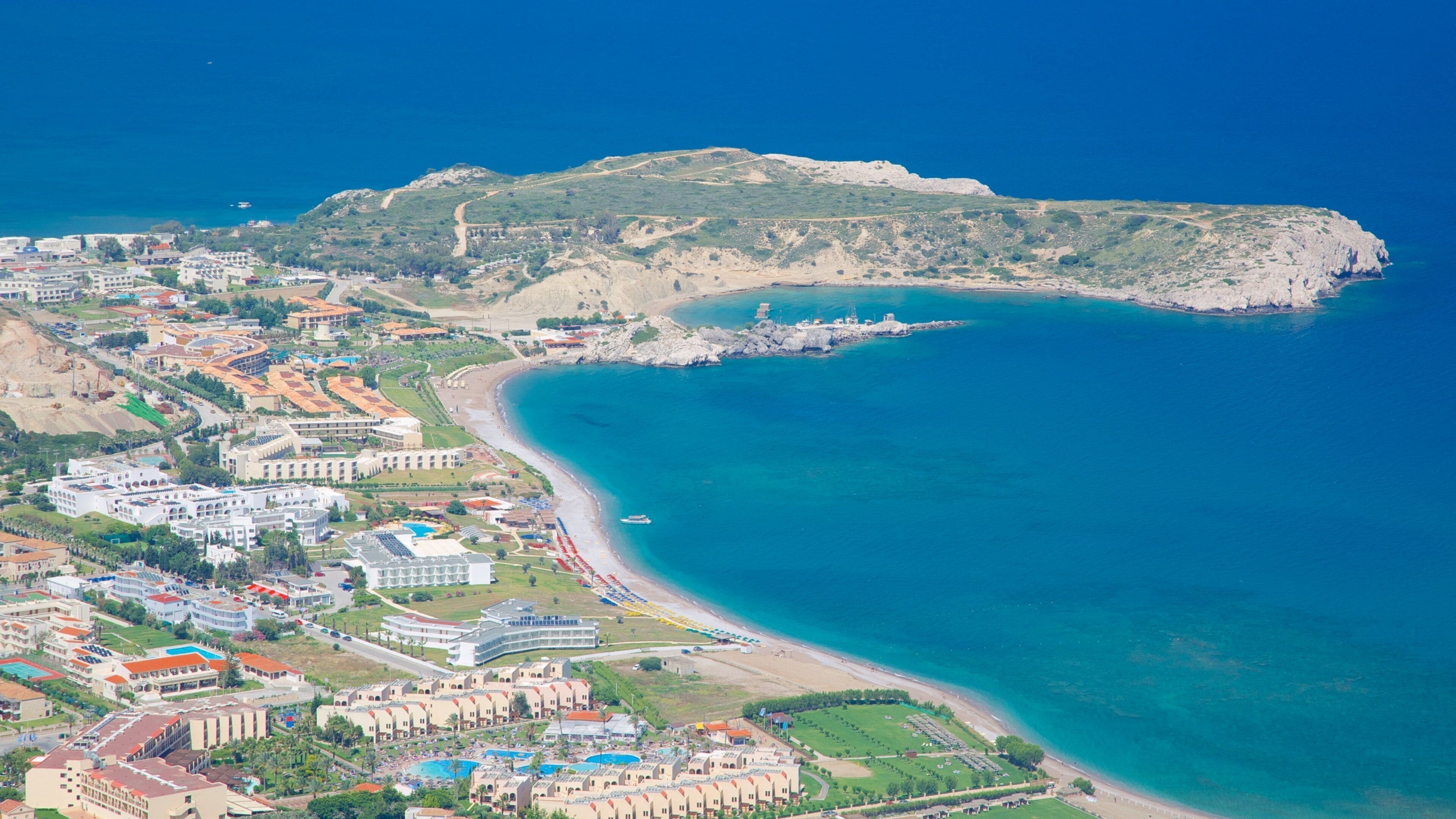 Tsambika Kloster og byder på udsigt over landskaber, udsigt over kystområde og en kystby