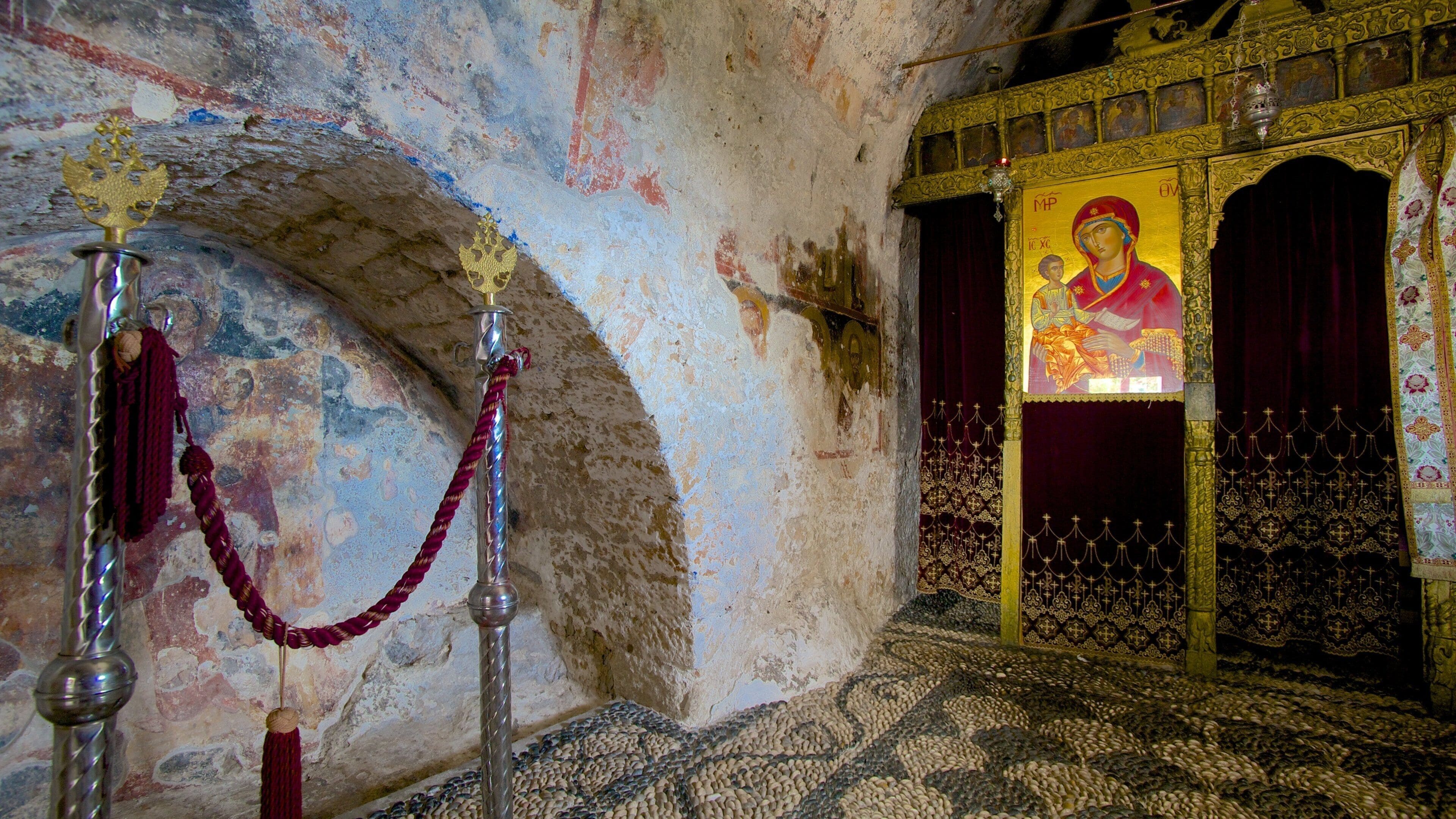 Tsambika kloster fasiliteter samt religiøse elementer, historisk arkitektur og innendørs