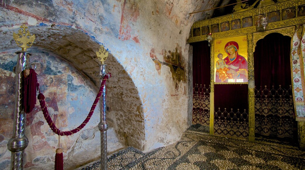 Tsambika kloster fasiliteter samt religiøse elementer, historisk arkitektur og innendørs