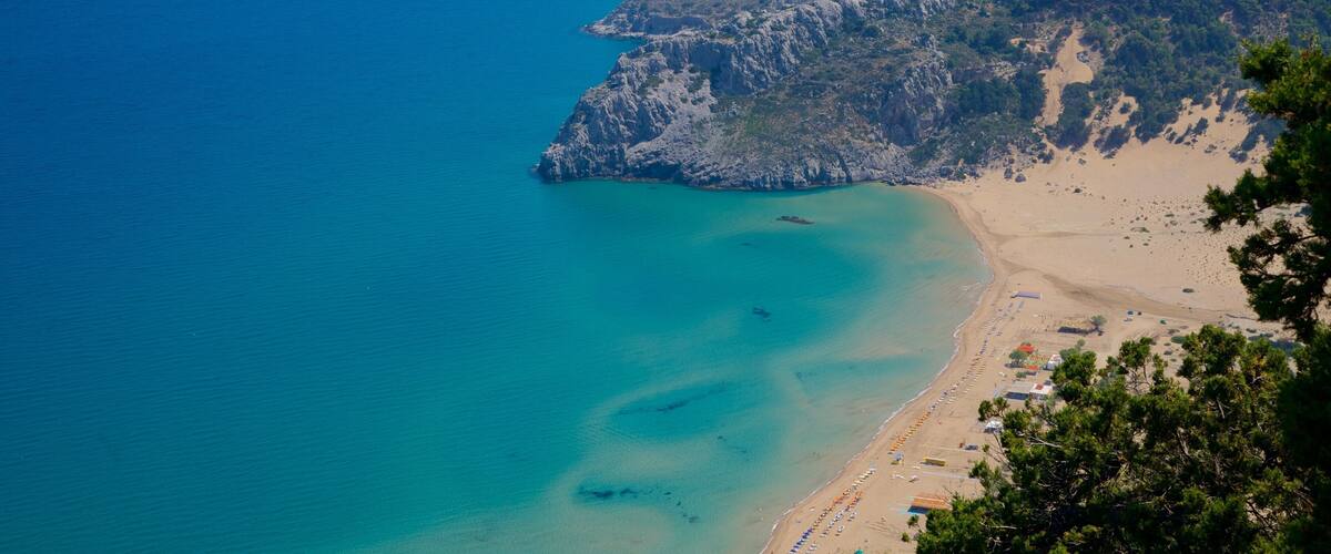 Monasterio de Tsambika mostrando una playa de arena y vistas panorámicas