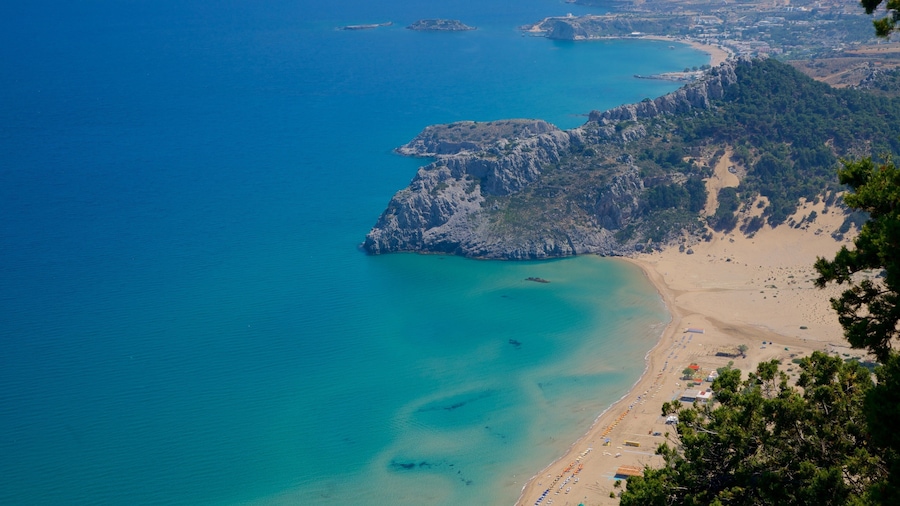 Monasterio de Tsambika ofreciendo vista panorámica y una playa de arena