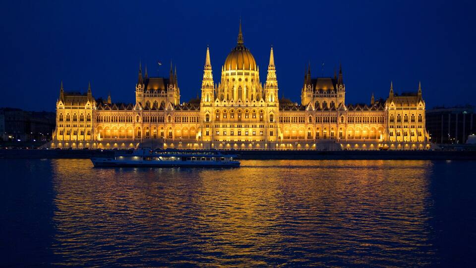 Parliament Building showing a ferry, heritage architecture and an administrative buidling