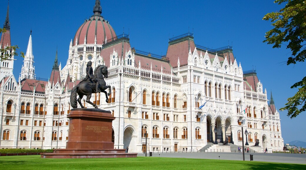 Parlamentsbygningen og byder på en statue eller en skulptur, historiske bygningsværker og en administrativ bygning
