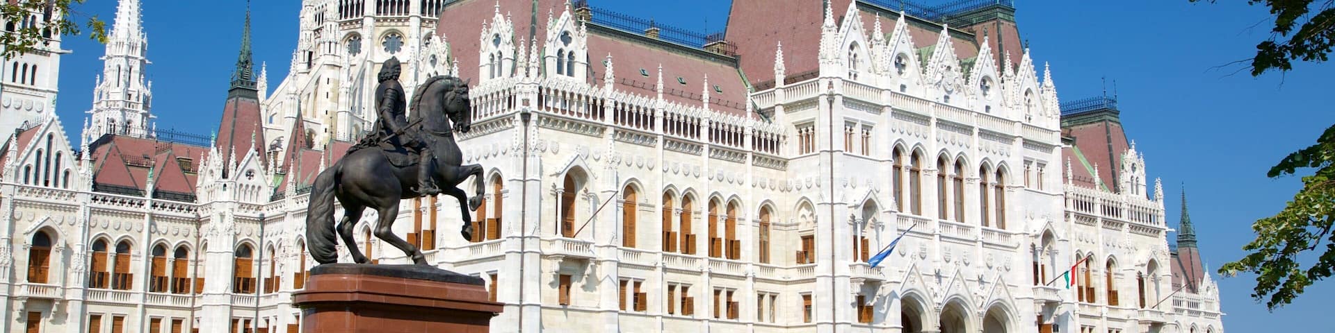 Parlamenttirakennus joka esittää vanha arkkitehtuuri, hallintorakennus ja patsas tai veistos