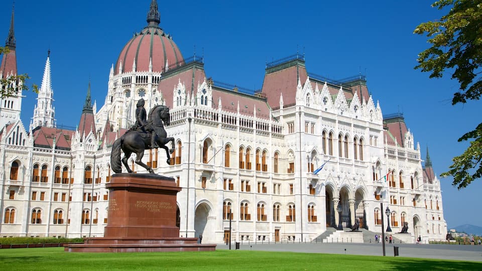 Parliament Building showing heritage architecture, an administrative buidling and a statue or sculpture