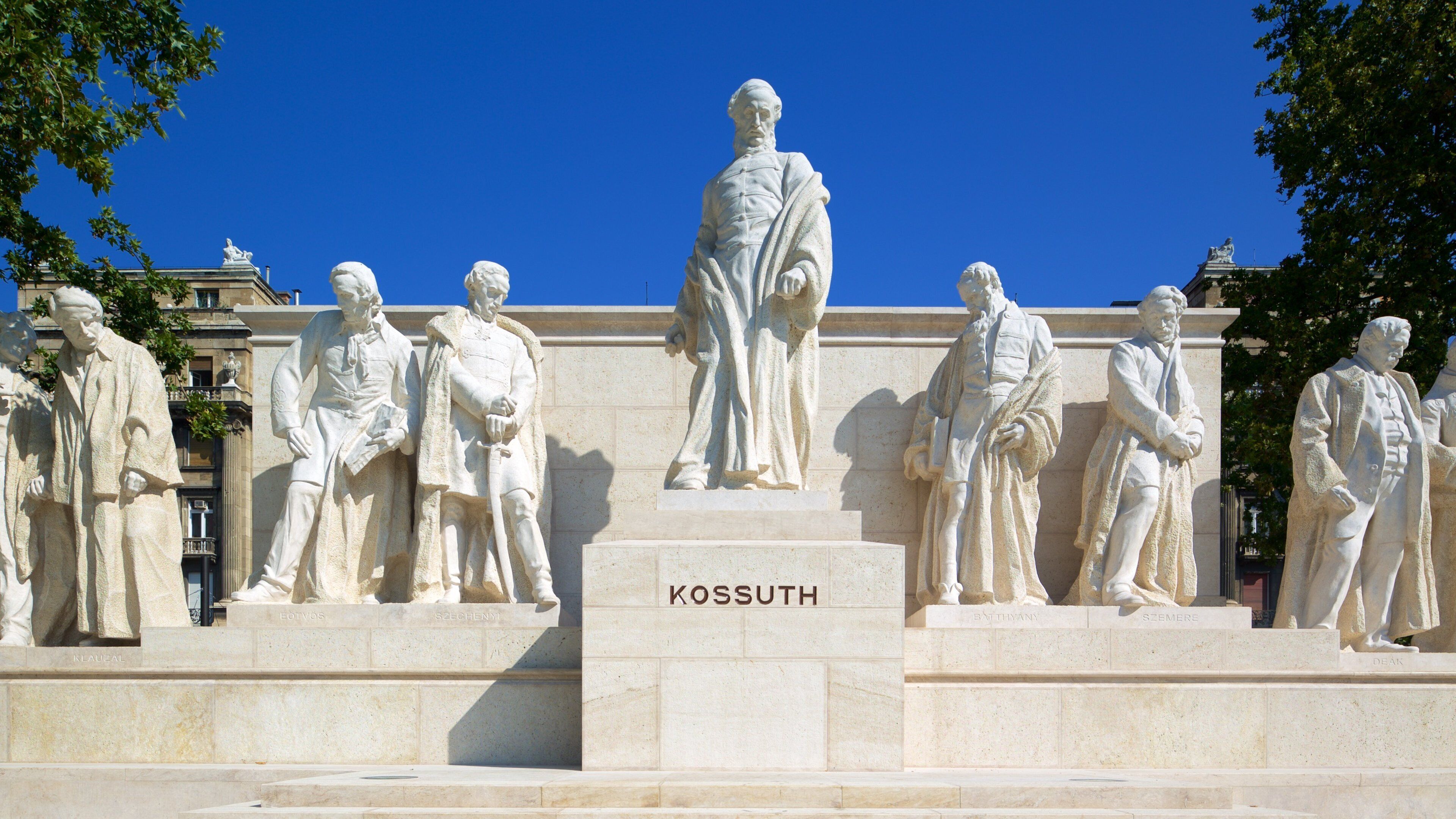 Parlamenttirakennus johon kuuluu hallintorakennus, kyltit ja patsas tai veistos