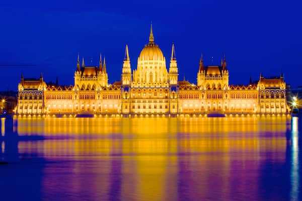 Parliament Building which includes an administrative building, night scenes and a city
