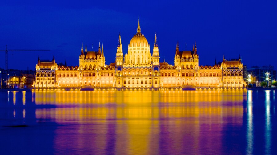 Edificio del Parlamento ofreciendo un edificio administrativo, escenas nocturnas y una ciudad