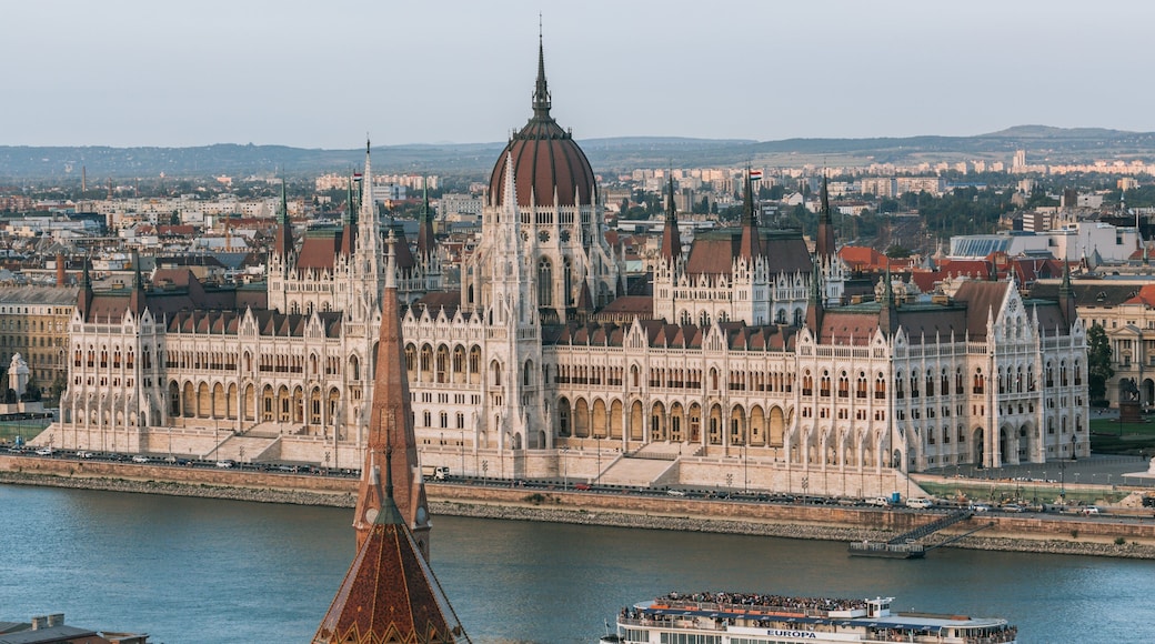 Parliament Building which includes an administrative buidling, heritage architecture and landscape views
