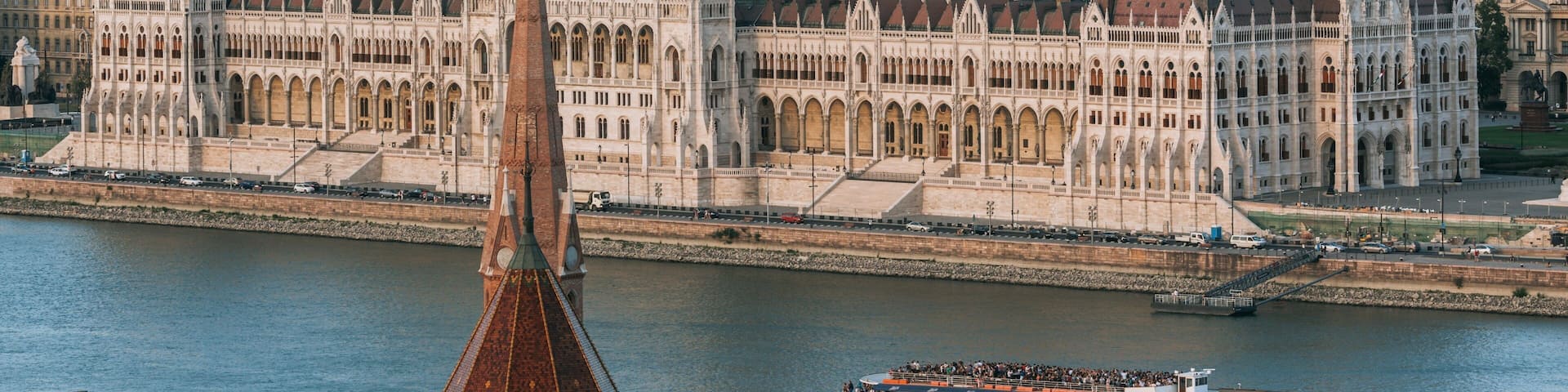 Parliament Building which includes an administrative buidling, heritage architecture and landscape views