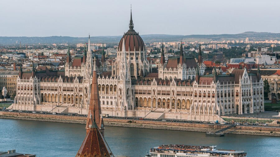 Parliament Building which includes an administrative buidling, heritage architecture and landscape views