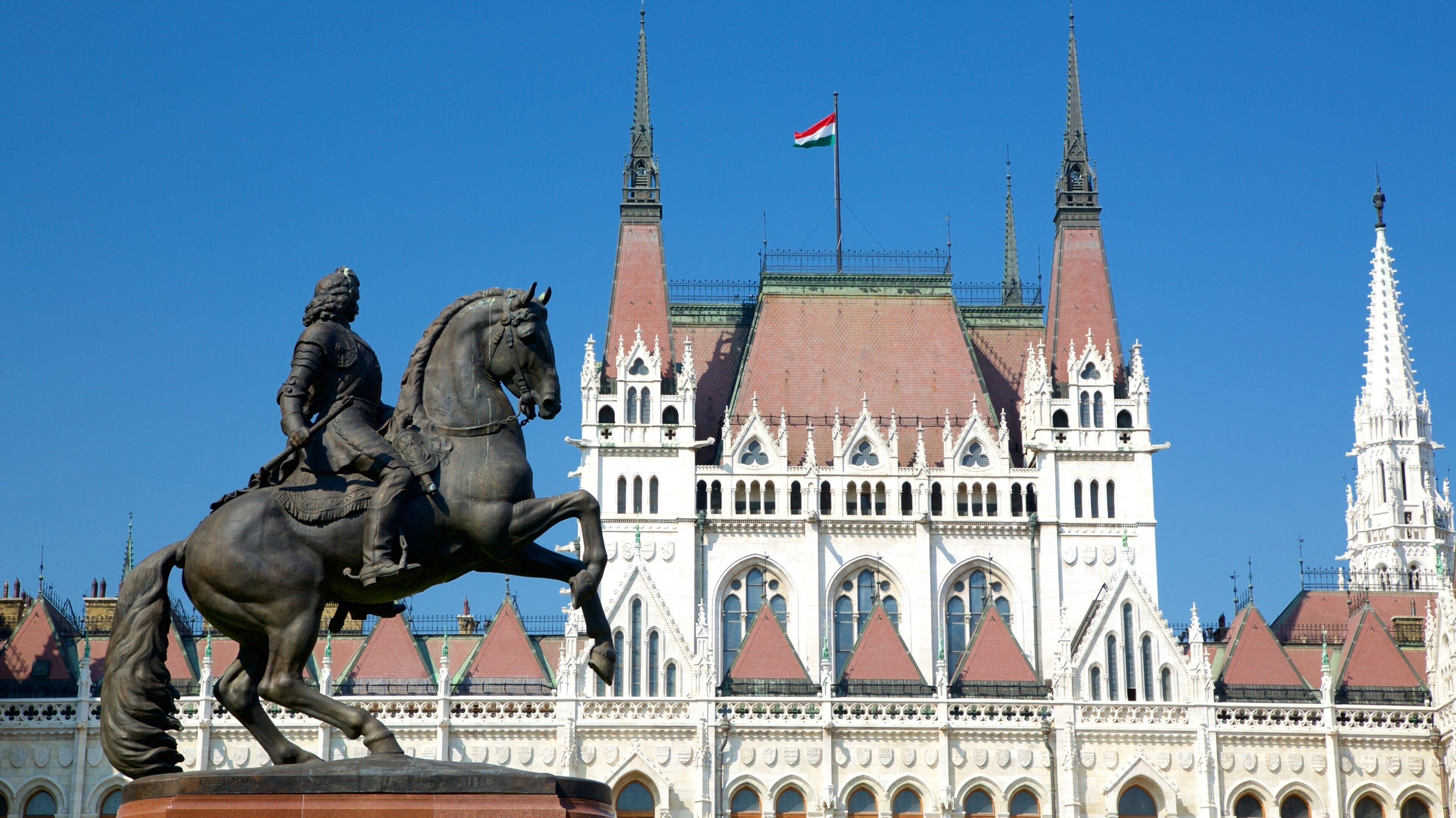 Parliament Building which includes a statue or sculpture, an administrative building and heritage architecture