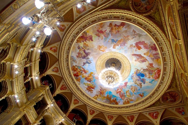 Unkarin valtion oopperatalo johon kuuluu sisäkuvat ja teatterinäkymät