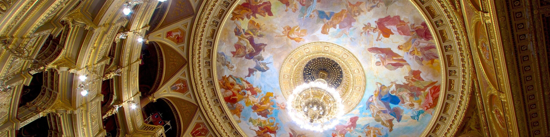 Ópera Nacional da Hungria que inclui vistas internas e cenas de teatro