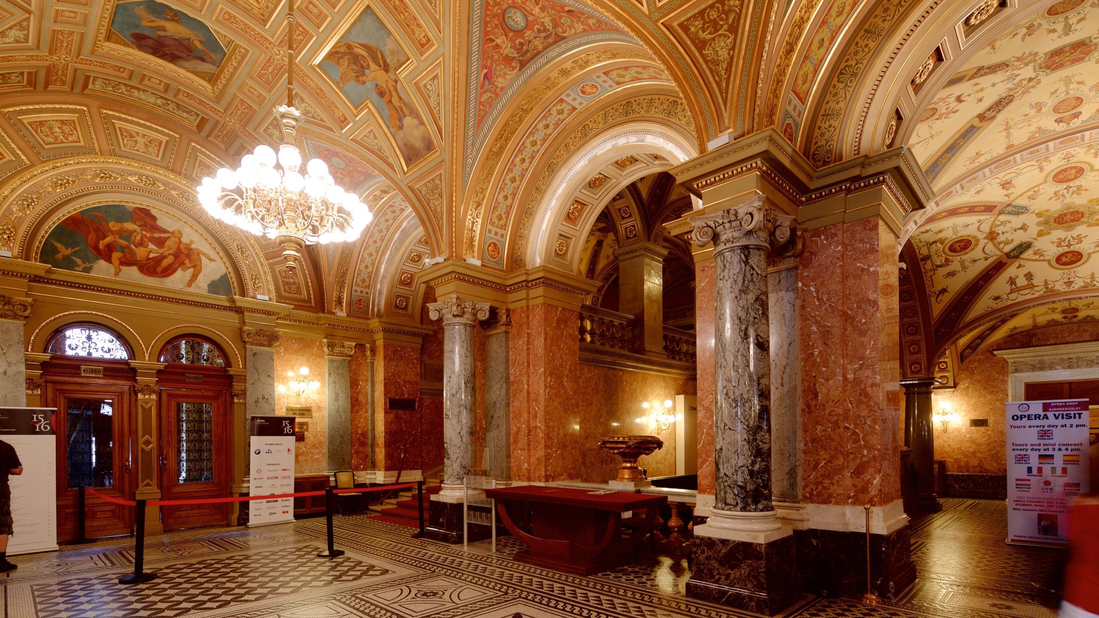 Ópera estatal húngara mostrando arquitectura patrimonial, escenas de teatro y vista interna