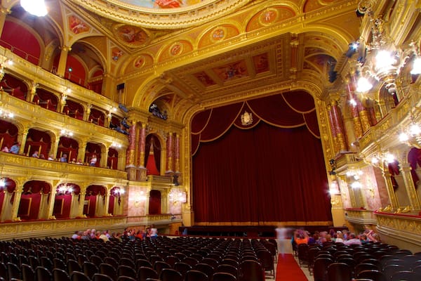 Opéra d\'état hongrois qui includes vues intérieures et scÚnes de théùtre