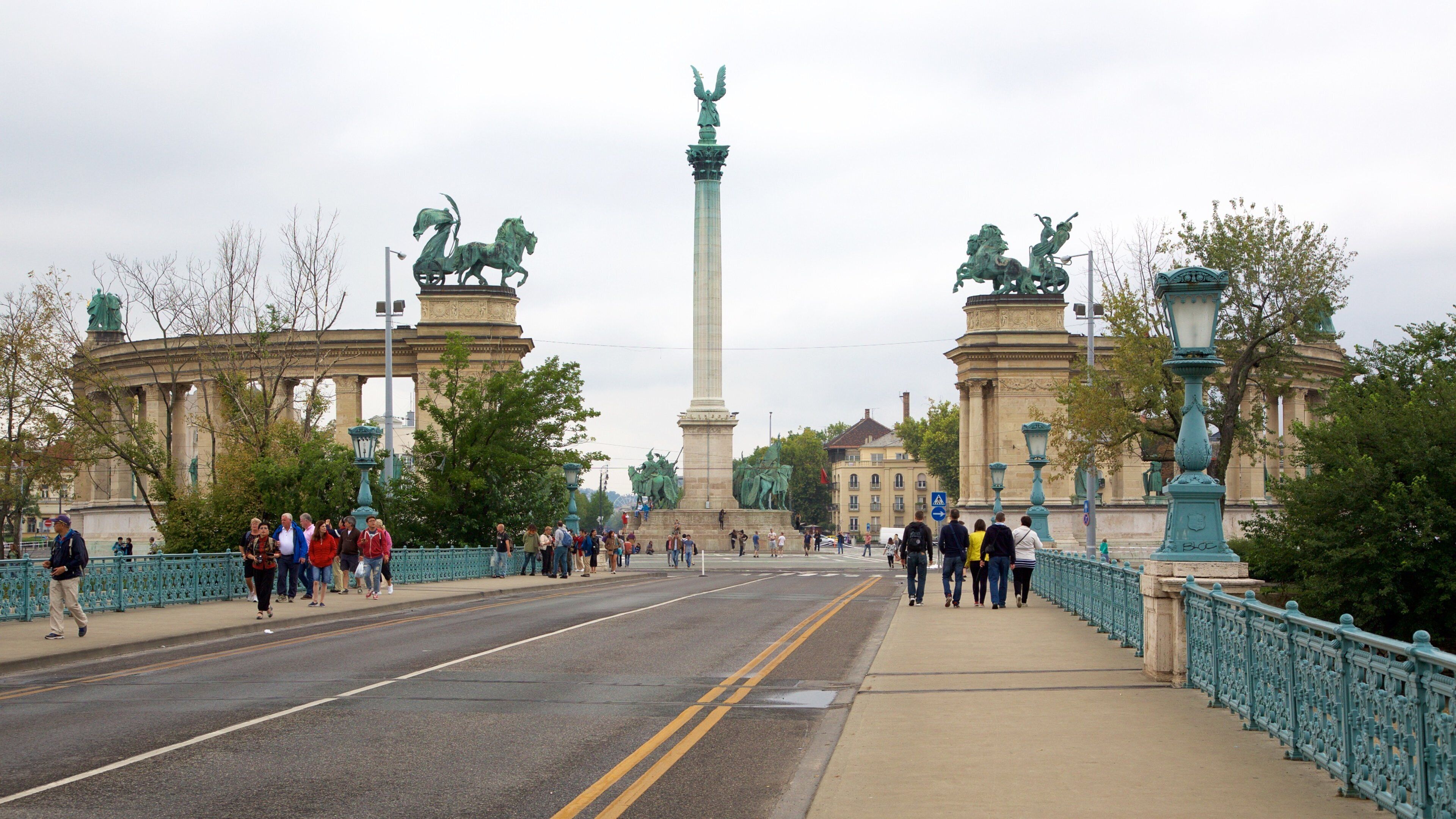 城市公園 呈现出 橋樑, 古蹟 和 街道景色