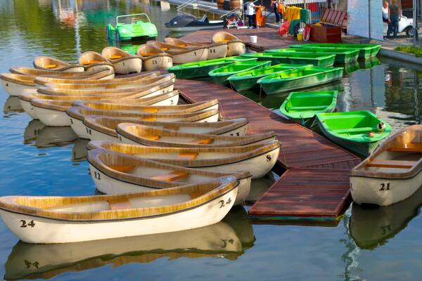Une rangée de bateaux en bois, chacun portant un numéro, était amarrée à un quai.