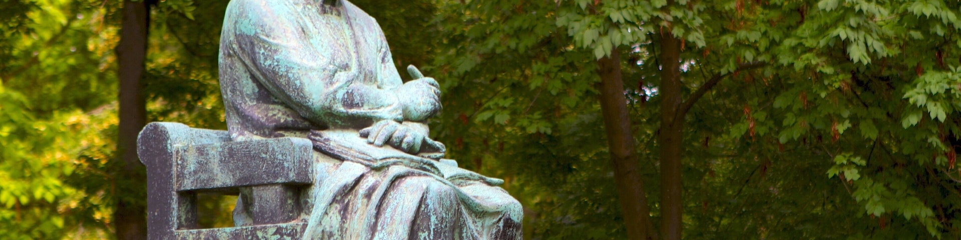 Parque municipal caracterizando uma estátua ou escultura e um parque