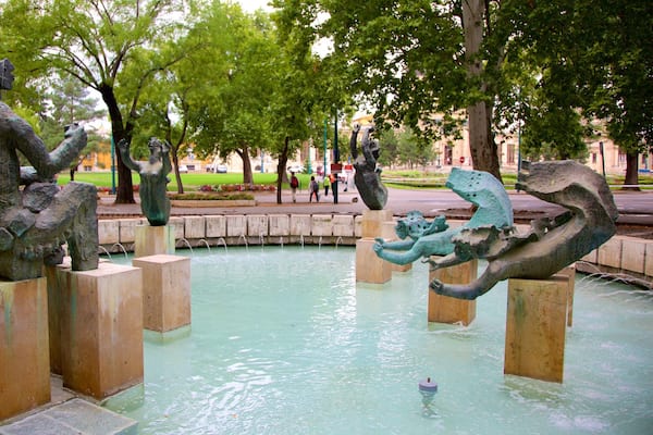 Stadtwäldchen mit einem Park, Statue oder Skulptur und Springbrunnen