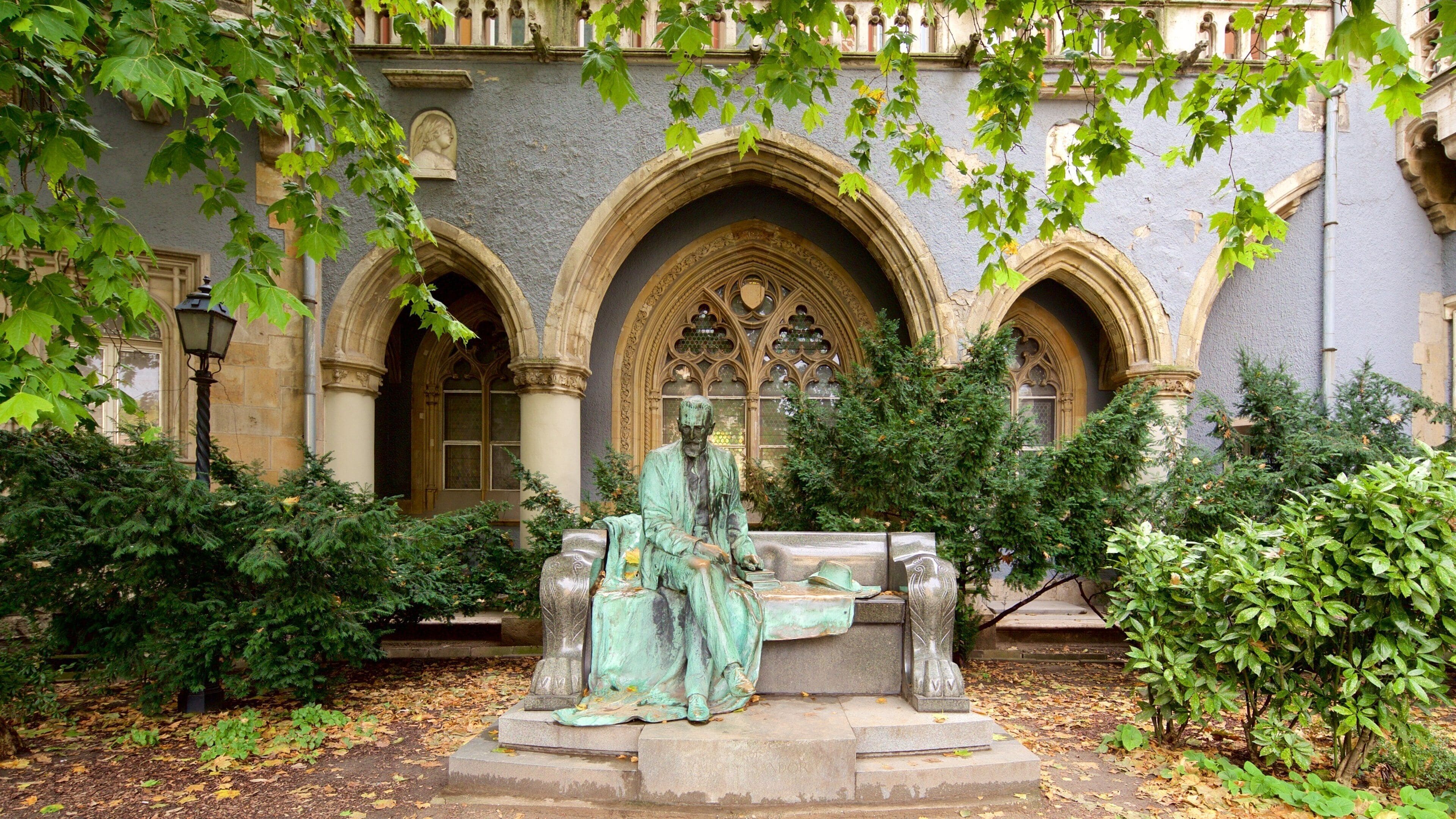 Vajdahunyad-kasteel inclusief een standbeeld of beeldhouwwerk, kasteel of paleis en een tuin