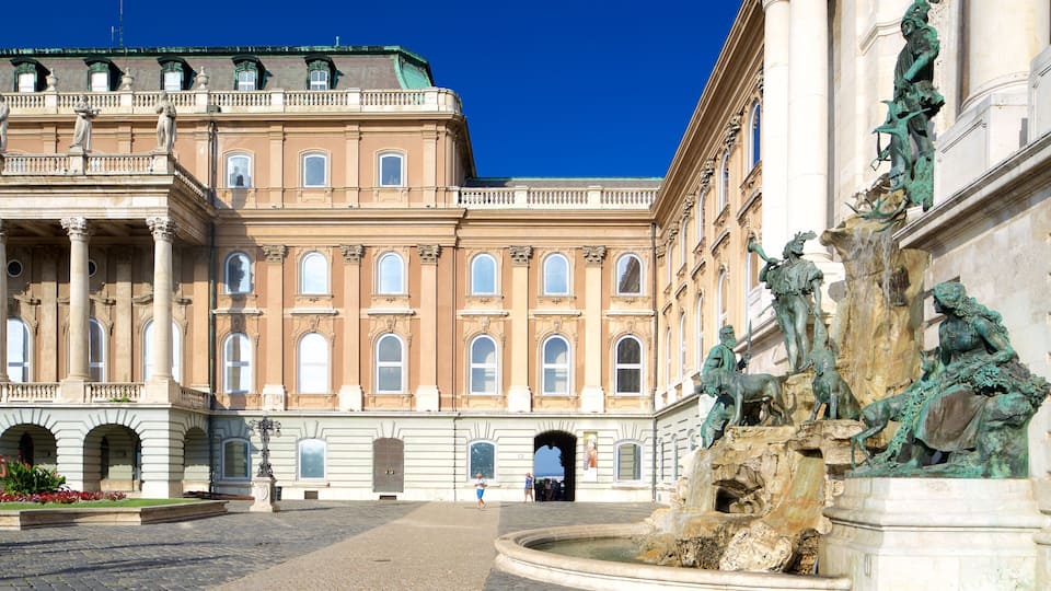 Castelo de Buda que inclui uma estĂĄtua ou escultura, uma fonte e arquitetura de patrimĂŽnio