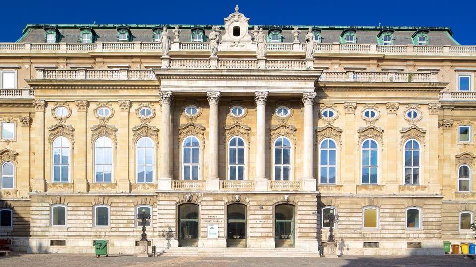 Castelo de Buda mostrando arquitetura de patrimĂŽnio e um pequeno castelo ou palĂĄcio