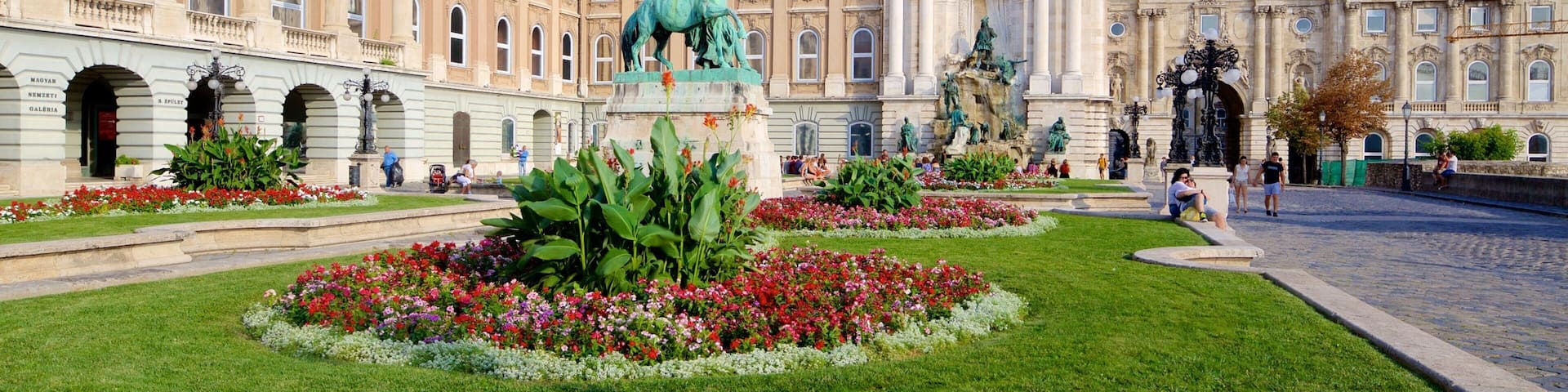 Buda Castle showing heritage architecture, a castle and a statue or sculpture