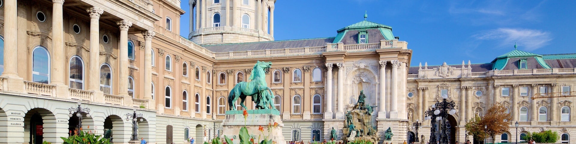 Castillo de Buda que incluye un castillo, una estatua o escultura y arquitectura patrimonial