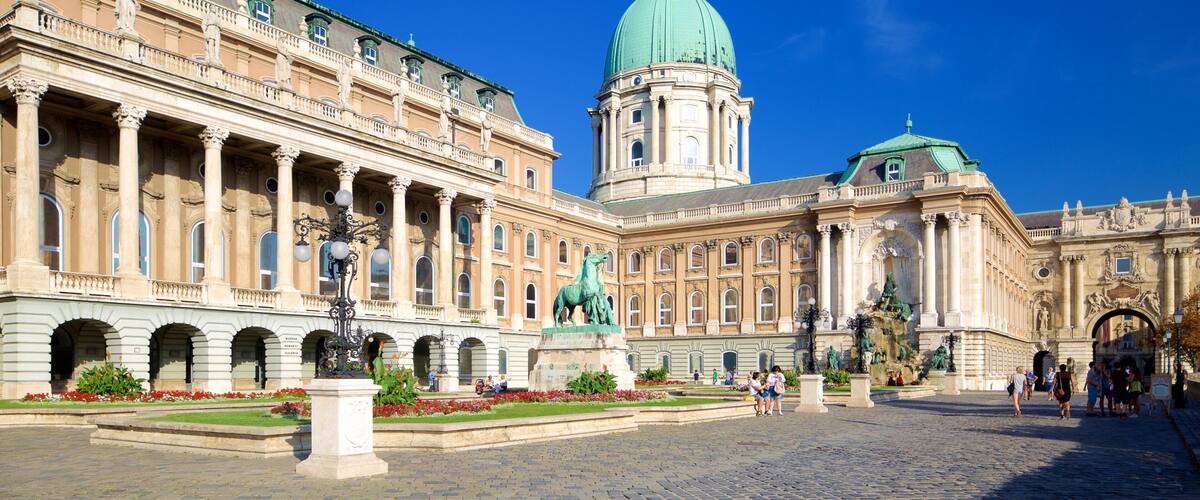 Buda Castle showing heritage architecture, château or palace and a statue or sculpture