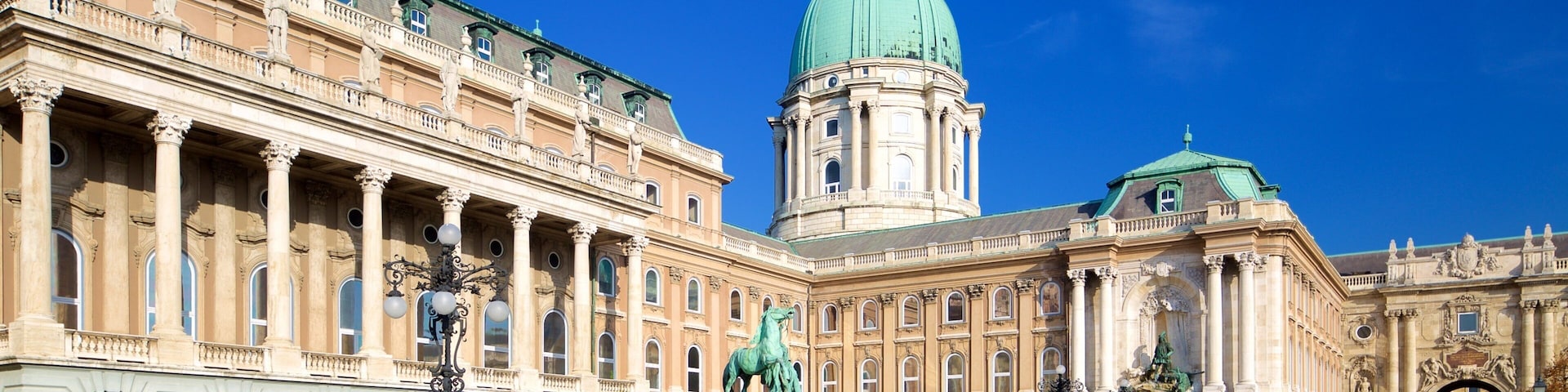 Buda Castle showing a statue or sculpture, a castle and heritage architecture