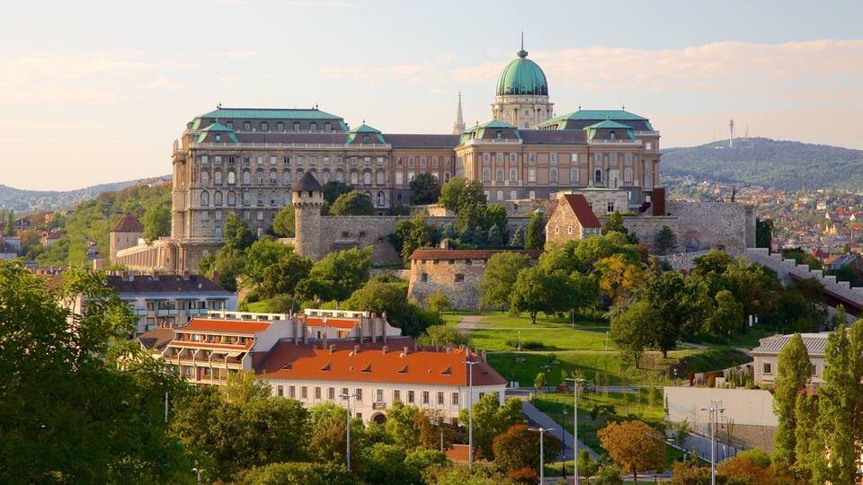 Castelo de Buda caracterizando um jardim, arquitetura de patrimĂŽnio e um pequeno castelo ou palĂĄcio