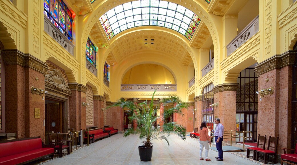 Bagno termale e piscina di Gellert caratteristiche di vista interna e centro benessere cosi come coppia