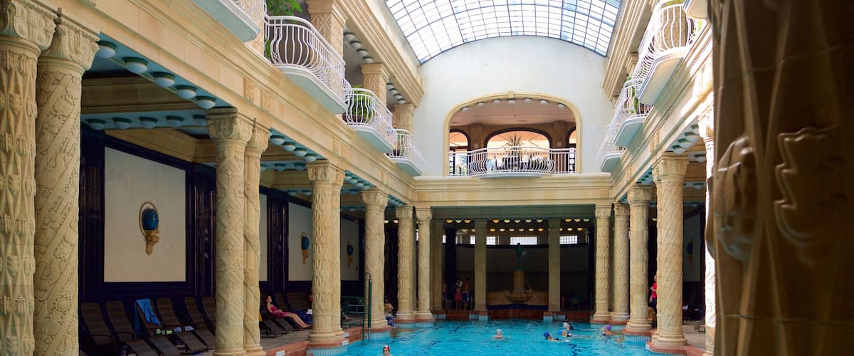 Bagno termale e piscina di Gellert mostrando vista interna, piscina e centro benessere