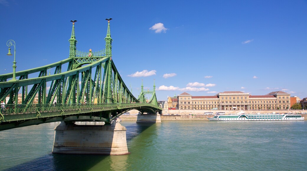 Szabadsag-bron som inkluderar en färja, en å eller flod och en bro