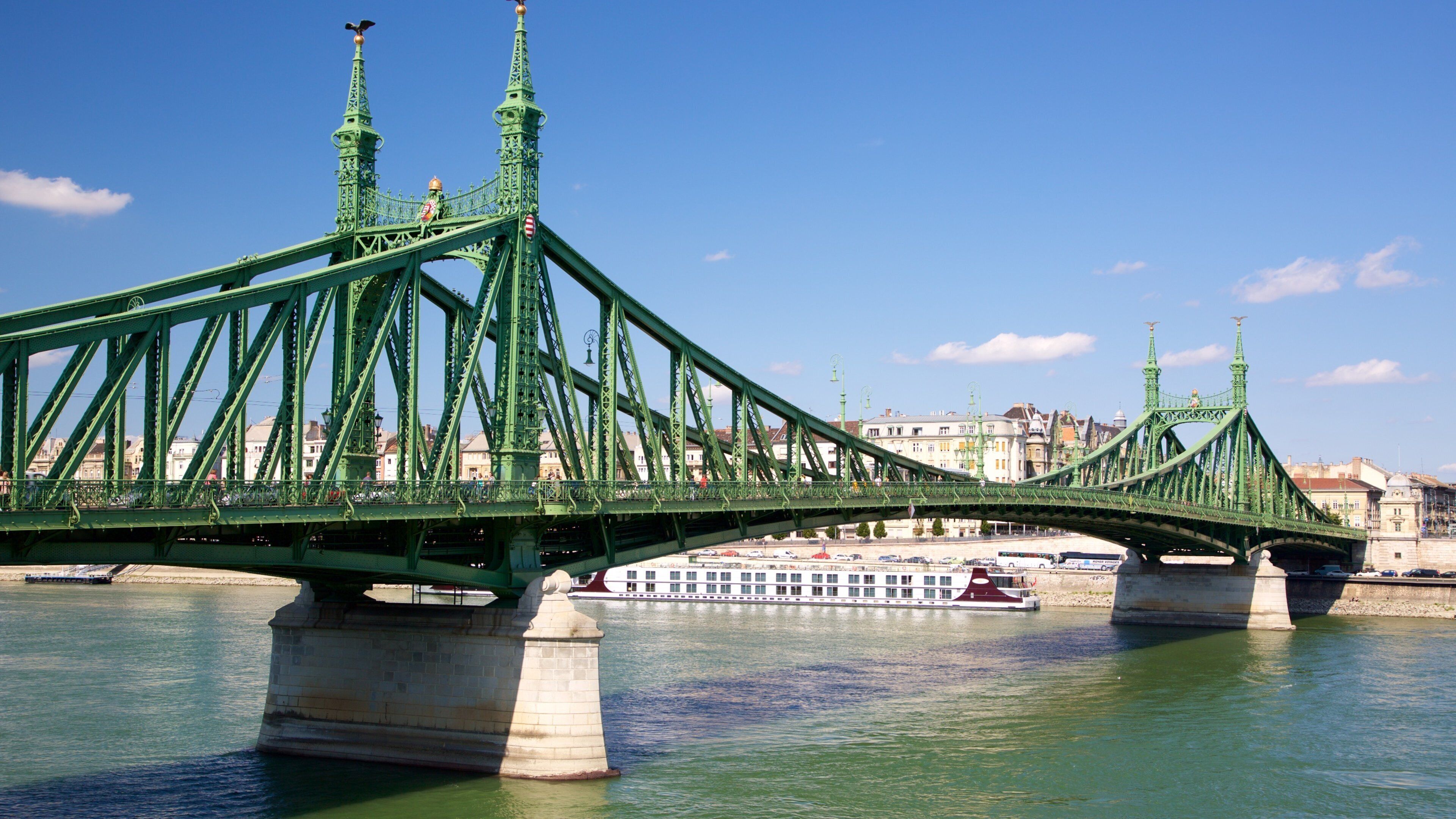 Freiheitsbrücke mit einem Fluss oder Bach und Brücke