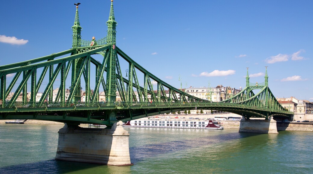 Szabadsag-bron presenterar en bro och en å eller flod