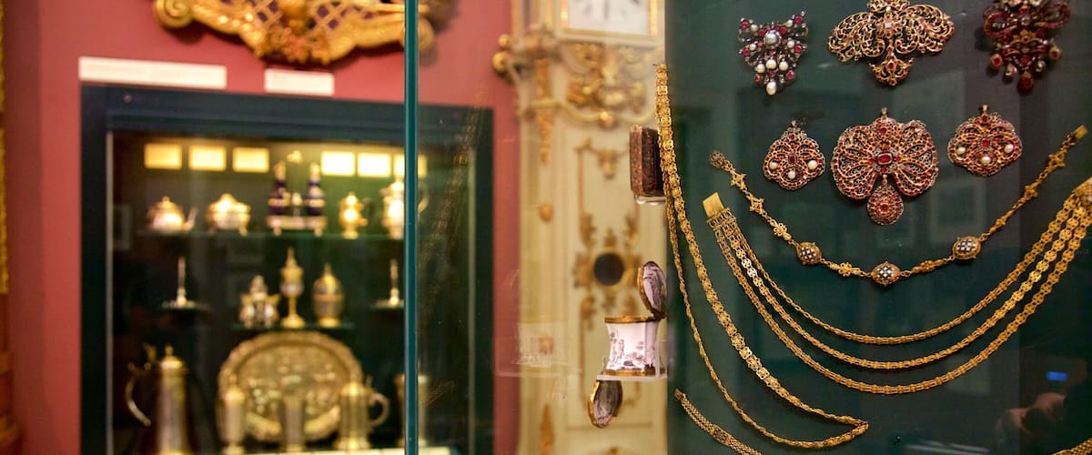 Musée national de Hongrie montrant vues intérieures