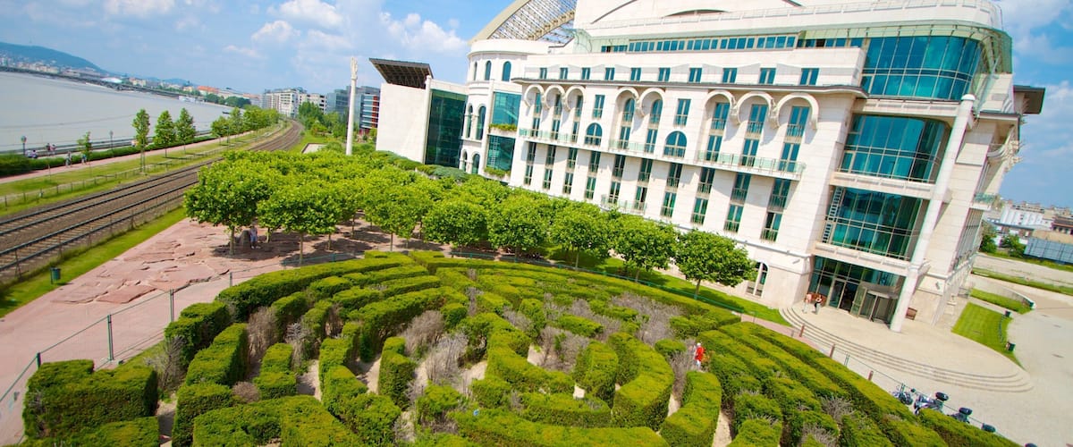 Teatro Nacional mostrando un jardín y escenas de teatro