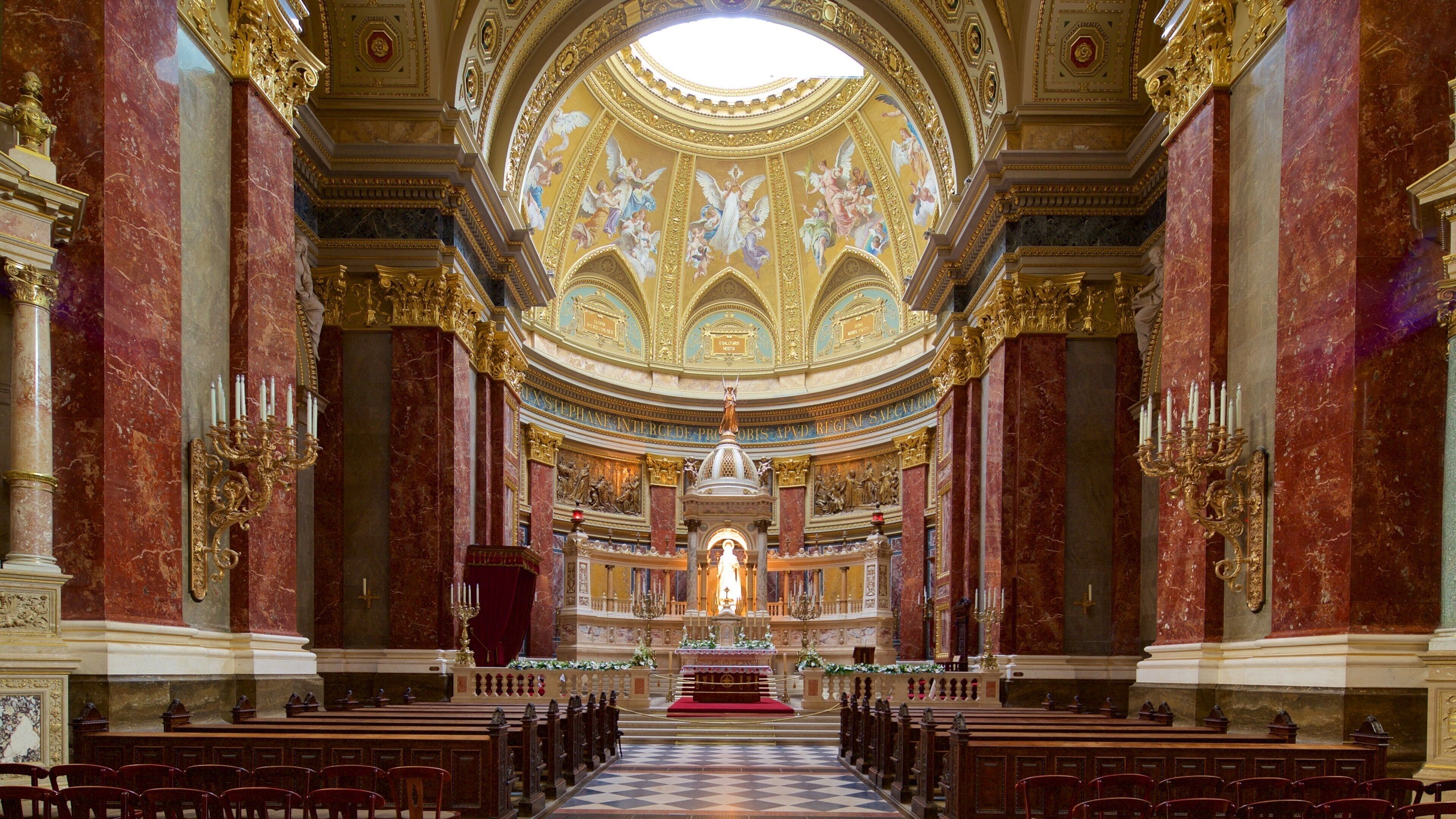 Ein aufwendig gestalteter Kirchenraum mit Marmorsäulen, einem zentralen Altar und einer Kuppeldecke mit Fresken.