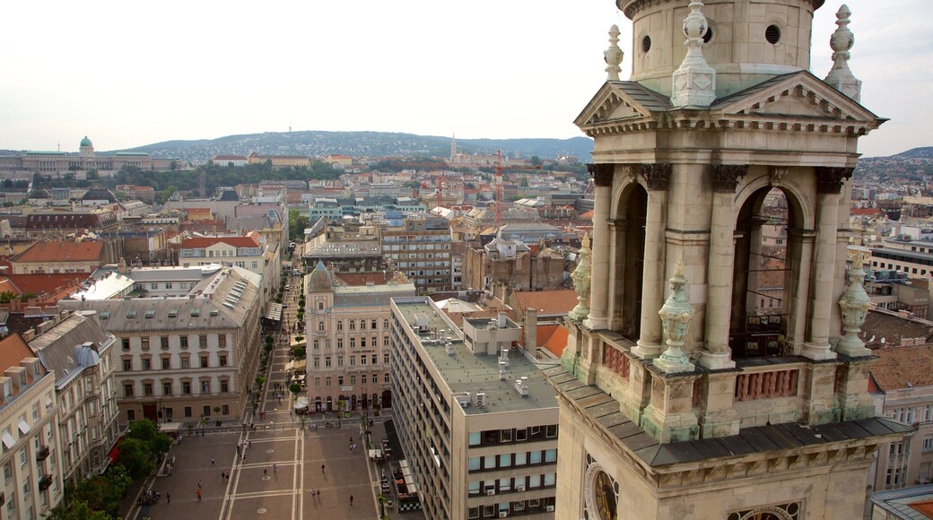 Basílica de San Esteban mostrando una iglesia o catedral, arquitectura patrimonial y una ciudad