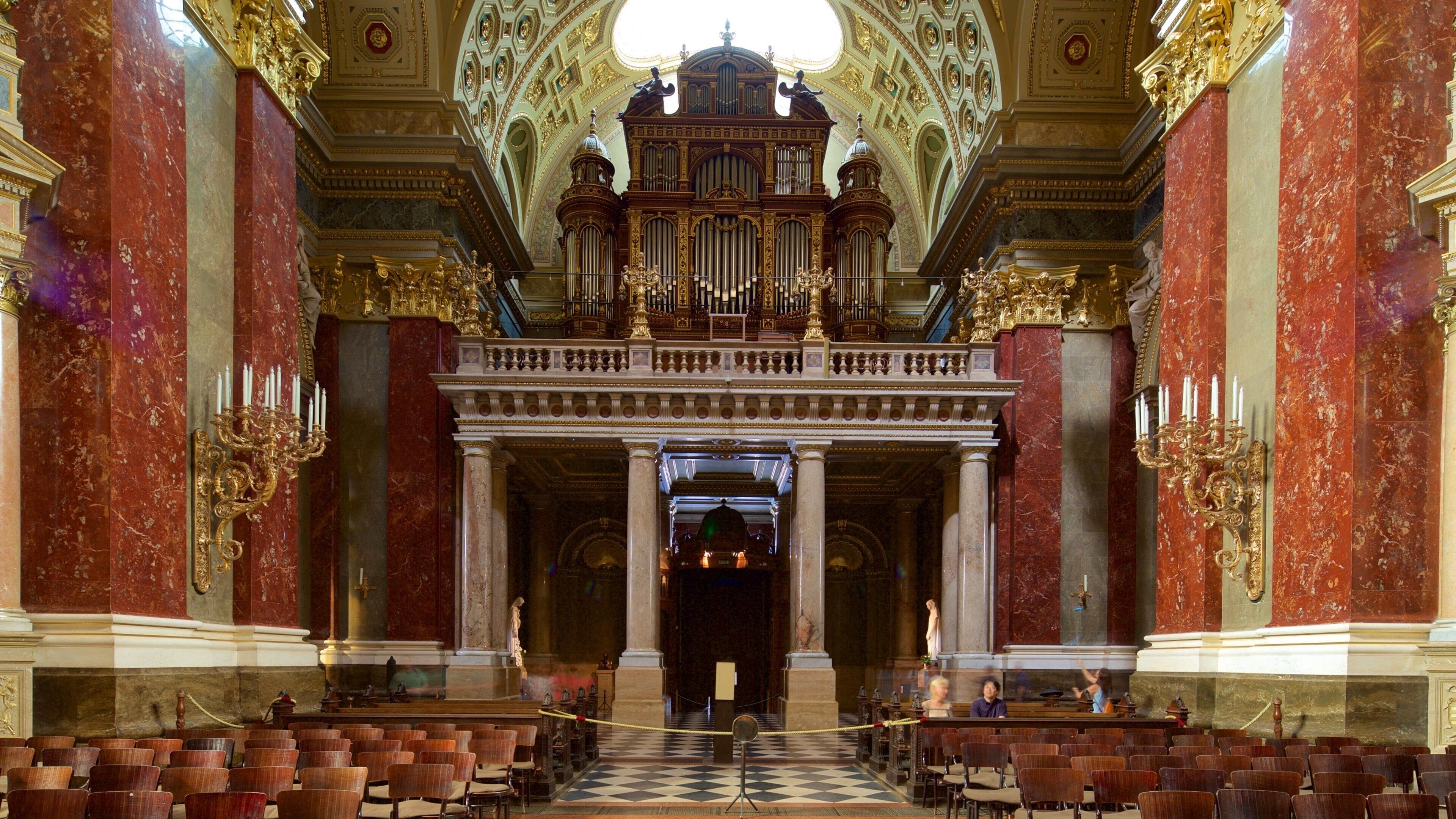 Basilica di Santo Stefano che include elementi religiosi, vista interna e chiesa o cattedrale