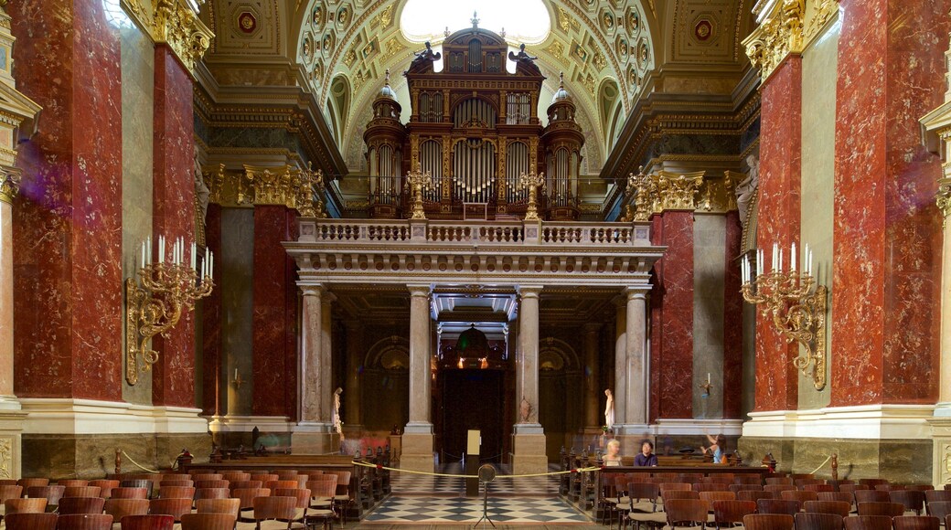 Basilica di Santo Stefano che include elementi religiosi, vista interna e chiesa o cattedrale