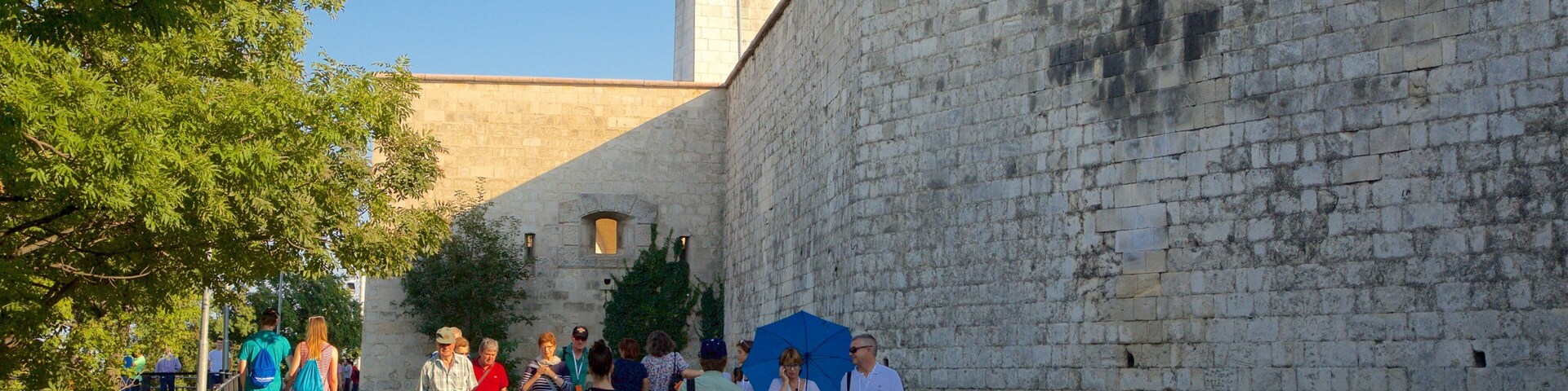 Estatua de la Libertad mostrando elementos patrimoniales y un monumento y también un grupo pequeño de personas