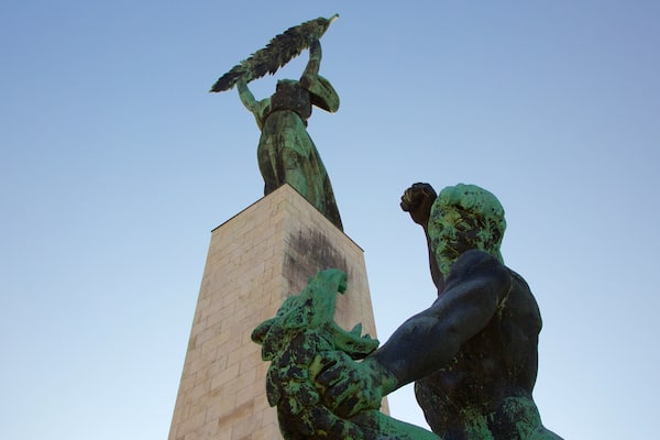 Statue de la liberté Szabadsåg-szobor mettant en vedette monument et statue ou sculpture