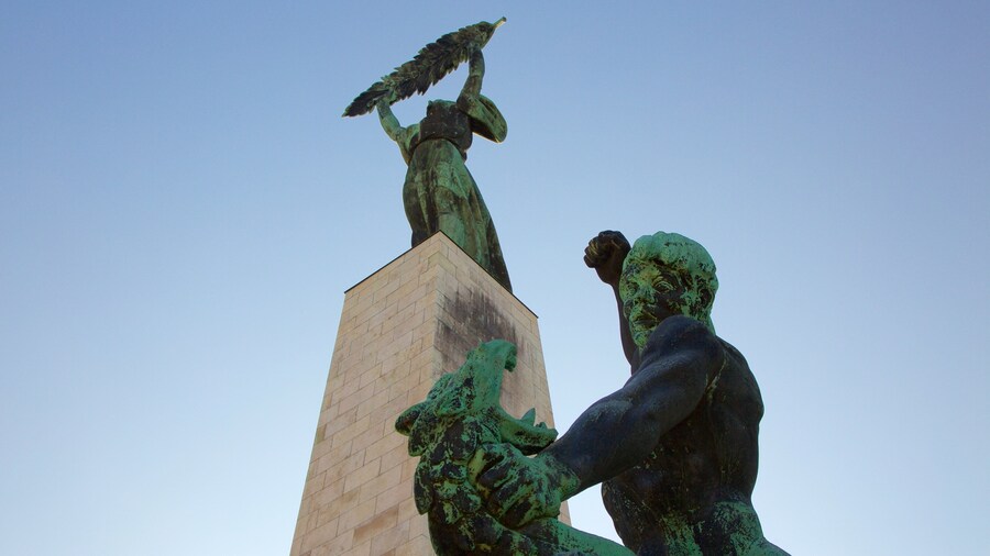 Estatua de la Libertad que incluye una estatua o escultura y un monumento