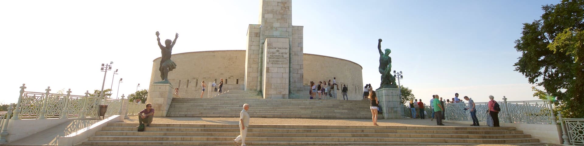 Liberty Statue showing a statue or sculpture and a monument