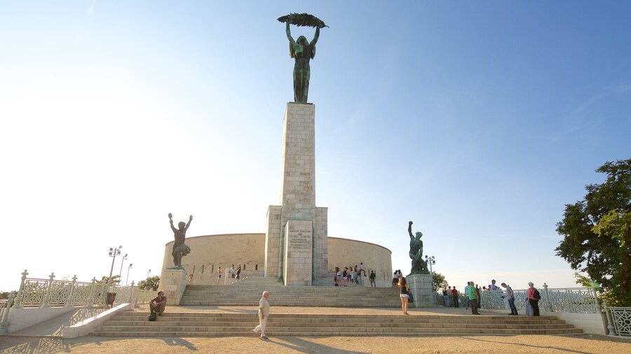 Estatua de la Libertad ofreciendo un monumento y una estatua o escultura