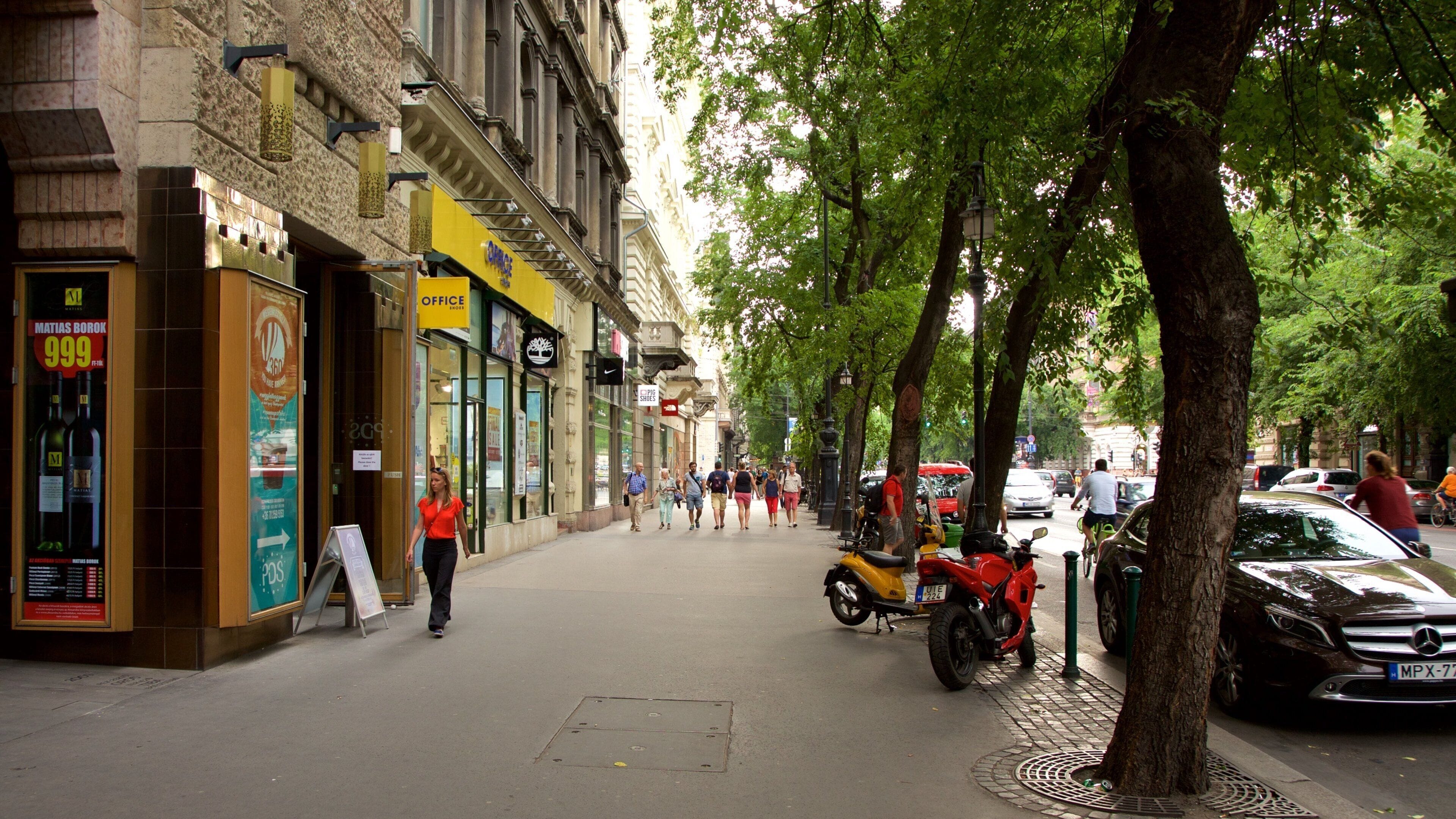 Andrássy-laan bevat straten en een stad en ook een vrouw