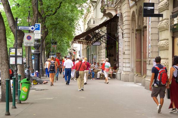 Andrássy út featuring katunäkymät sekä pari